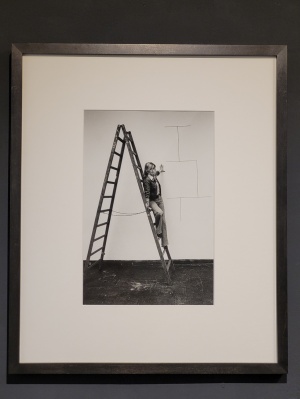 Angelika Platen, Angelika Platen ›Selbst‹ fotografiert von Blinky Palermo, Hamburg 1972, Silbergelatine auf Barytpapier mit weissem Rand umlaufend, 40x30 cm, gerahmt
