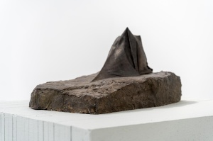 Agnes Lammert, Obdach, 2016, Bronze, 38 x 70 x 45 cm, Credits Daniel Beyer