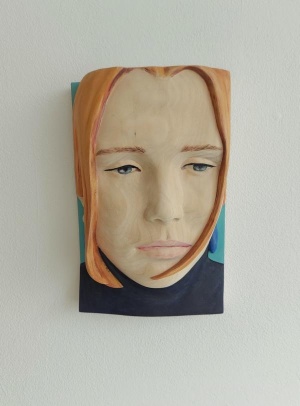 J. B. Huh, Frau mit Ohrringen, 2015, Linde und Acryl, 30 x 19,5 x 9 cm