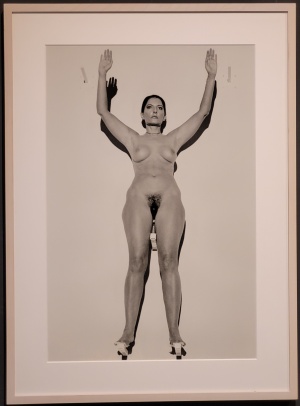 Angelika Platen, Marina Abramović - Enthülltes Wandbild (Ed. 2_3), 1999, Silbergelantine auf Barytpapier mit weissem Rand umlaufend, 75x55 cm, gerahmt