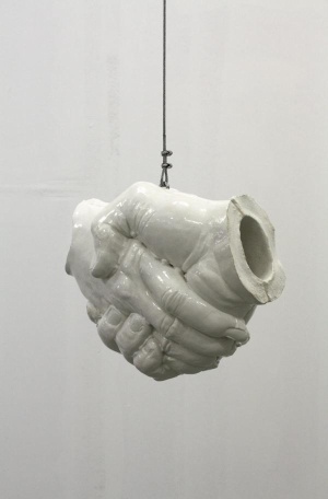 Erik Andersen, Handschlag, 48x40x28 cm, glazed ceramic and steel cable (Keramik glasiert und Stahlseil), Edition 5 + AP, 2010