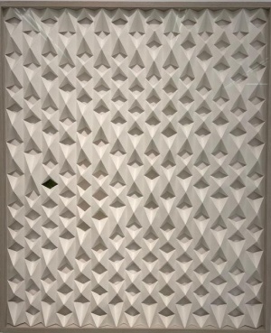 Jirka Pfahl, 15cols29rows,  2022, Papierfaltung nach einem Script im Künstlerrahmen, UV70 entspiegelt, 120x99,5 cm