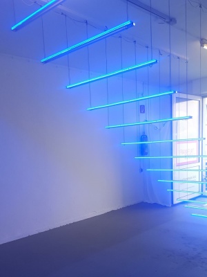 Peter Vink: Lachenmann Frankfurt, 2021, light installation, Aluminium profiles, white and blue LED strips